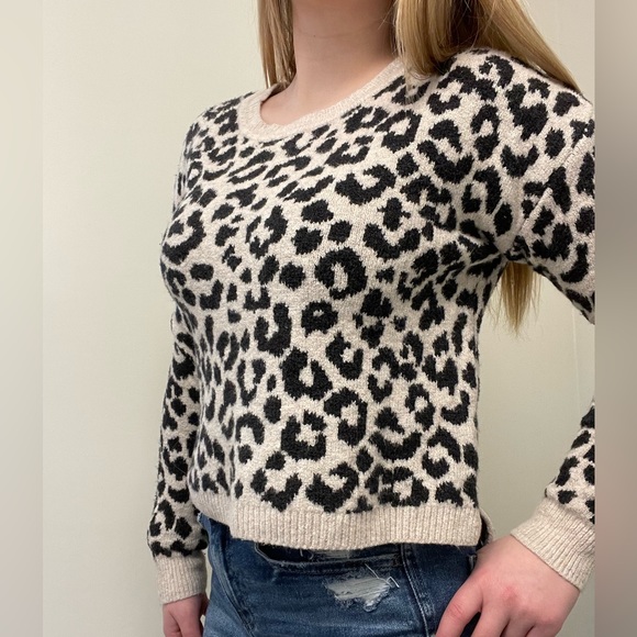 Cheetah sweater size XS - Picture 2 of 4